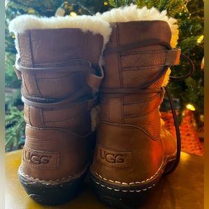 UGG Cassia Brown leather Women Winter Boots Size 9 Sheepskin Lining. Worn once.